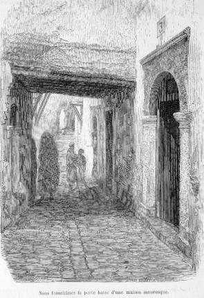 Nous franchmes la porte basse d'une maison mauresque.