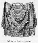 Collier et draperie arabe.