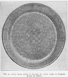 Plat en cuivre jaune grav et incrust de cuivre rouge et d'argent. (cole de Sada.)