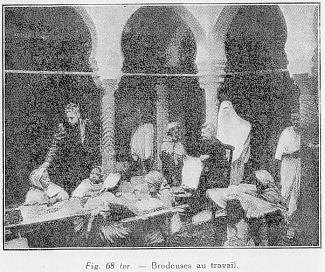 Fig. 68 ter- - Brodeuses au travail.