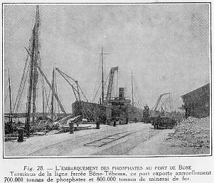 Fig. 28. - L'EMBARQUEMENT DES PHOSPHATES AU PORT DE BONE Terminus de la ligne ferre Bne-Thessa, ce port exporte annuellement 700.000 tonnes de phosphates et 800.000 tonnes de minerai de fer.