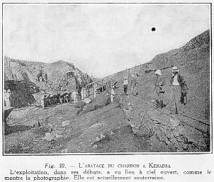 Fig. 30. - L'ABATAGE DU CHARBON A KENADSA L'exploitation, dans ses dbuts, a eu lieu  ciel ouvert, comme le montre la photographie. Elle est actuellement souterraine.